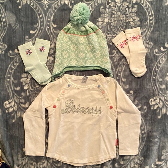 🎀 Baby Gap bundle! Beanie, shirt and socks! 🎀 - Picture 1 of 6